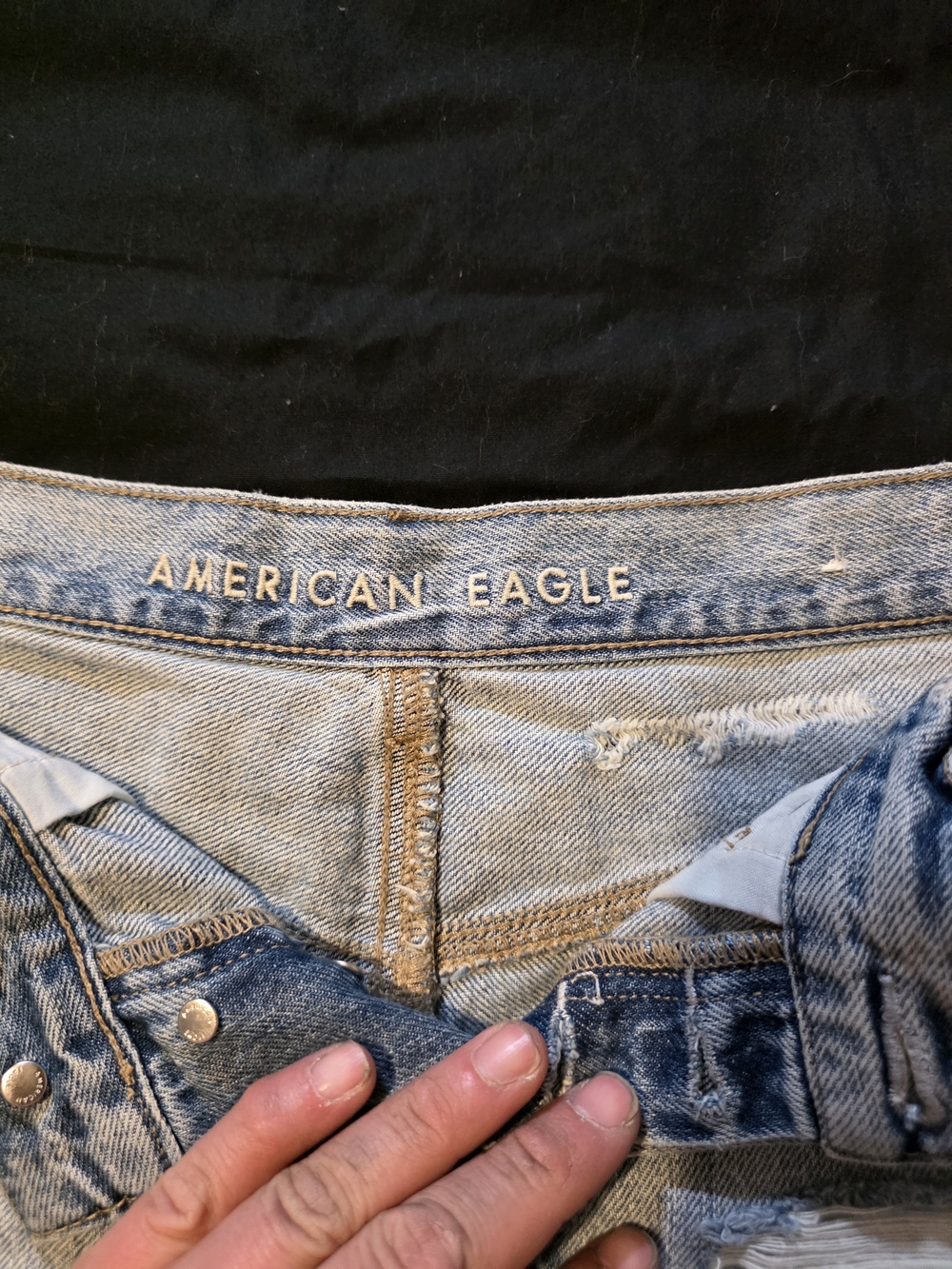 American Eagle Outfitters Light Wash Distressed Denim Shorts Size 6 - Picture 2 of 6